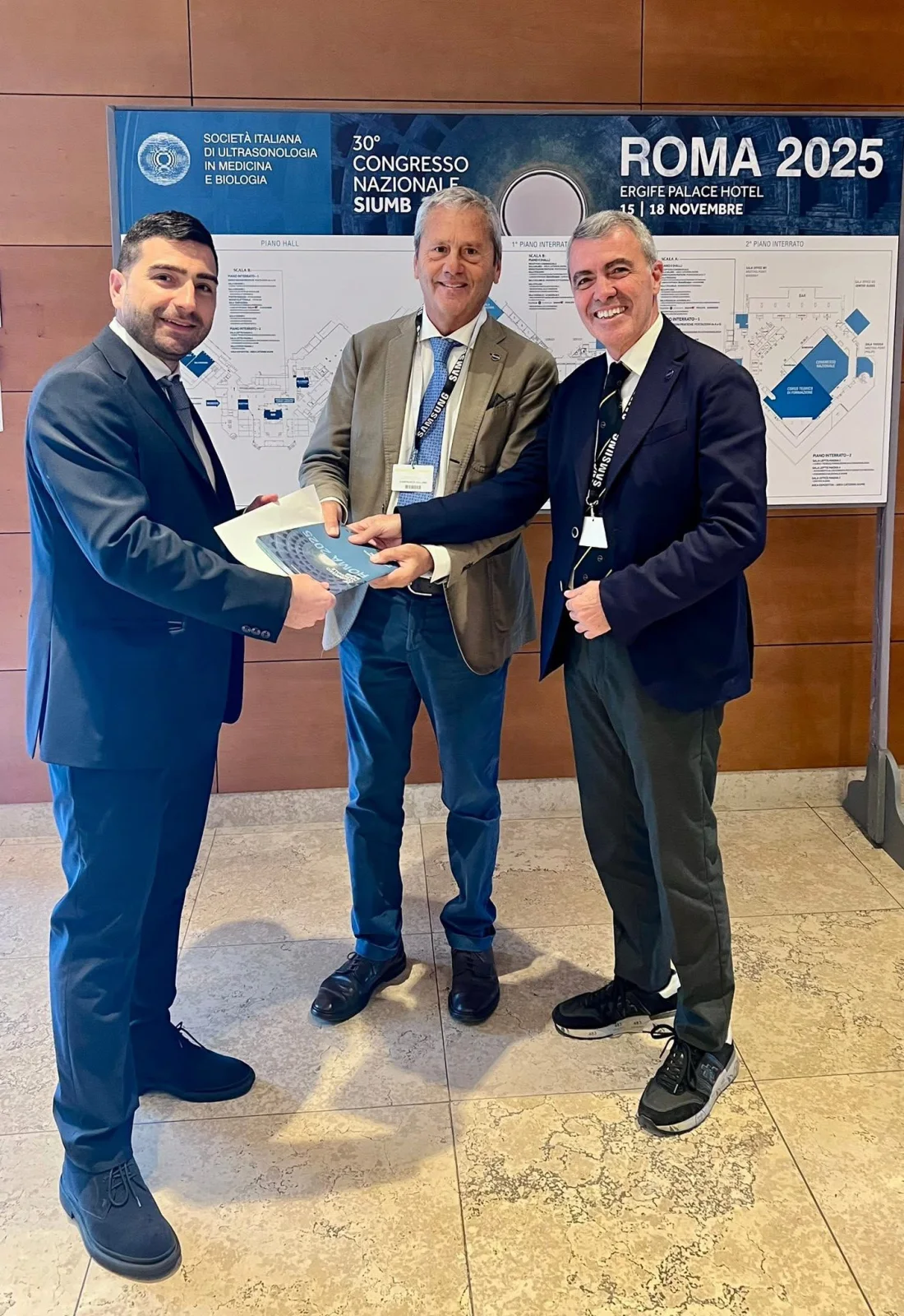 Il Dottor Giulio Cocco durante la premiazione al Congresso Nazionale SIUMB di Roma 2025